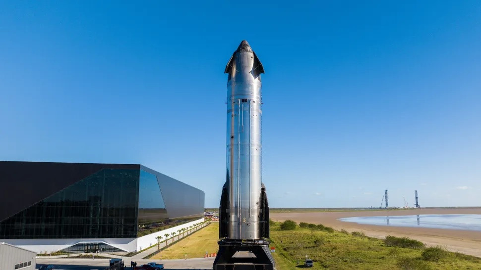 "Starship đã sẵn sàng cho thử nghiệm trước chuyến bay thứ 7", SpaceX thông báo kèm ảnh chụp phương tiện Starship di chuyển tới địa điểm thử nghiệm ở cơ sở Starbase của công ty tại Nam Texas.