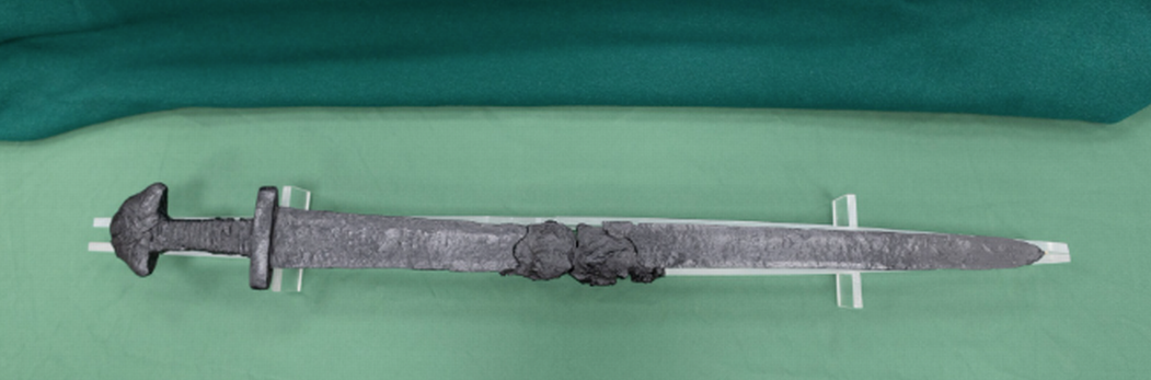 Robert Sadowski, giám đốc Bảo tàng Quân sự, giải thích khi một thanh kiếm được sử dụng, phần giữa thường bị tác động nhiều nhất. Vậy nên sẽ có một số vết nứt nhỏ, vết xước, mảnh vỡ nhỏ.