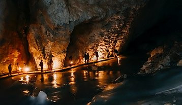 Do nhiệt độ bên trong hang động Eisriesenwelt luôn duy trì ở mức thấp nên nước chảy trong hang bị đóng băng thành những hình khối ấn tượng. Ảnh: eisriesenwelt.at.