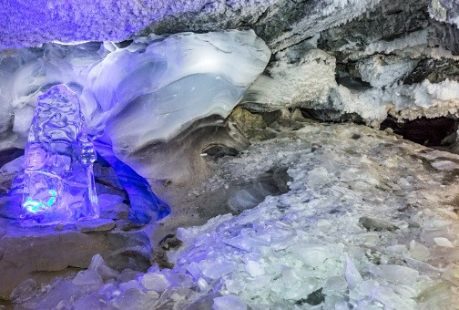 Hang động băng Kungur nằm ở bờ trái của sông Kungur, khu vực Perm của Nga. Đồng thời, đây cũng là sông ngầm lớn thứ 2 tại lục địa Á - Âu. Ảnh: RBTH.