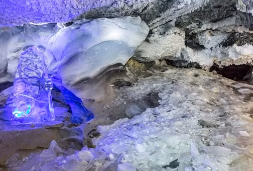 Hang động băng Kungur nằm ở bờ trái của sông Kungur, khu vực Perm của Nga. Đồng thời, đây cũng là sông ngầm lớn thứ 2 tại lục địa Á - Âu. Ảnh: RBTH.