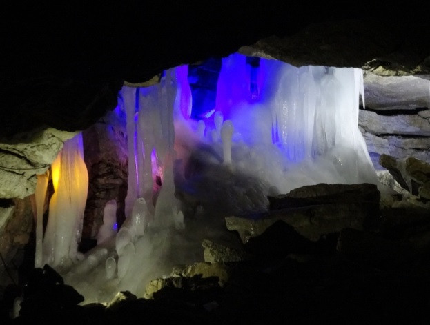 Những vách đá trong lòng hang động Kungur được cấu tạo từ thạch tạo nên cảnh quan ngoạn mục. Ảnh: tripbucket.