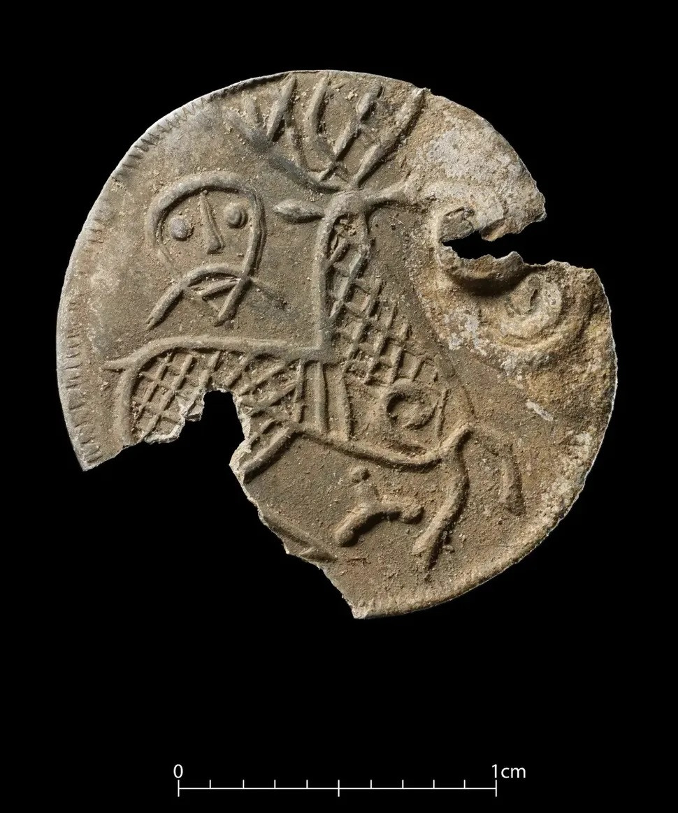 Nghiên cứu của các chuyên gia chỉ ra những ngôi mộ trên dường như đều thuộc về phụ nữ, được tìm thấy ở bờ biển phía tây Na Uy. Những người dò kim loại đã phát hiện các mộ cổ này.