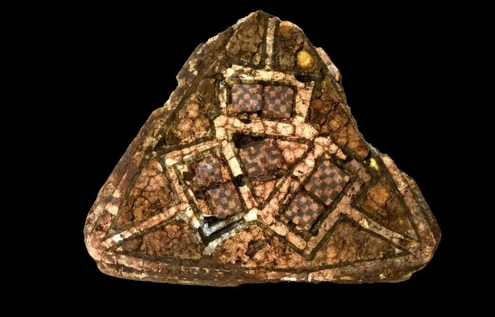 Một trong những người phụ nữ được chôn cùng những tảng đá có hình dạng như một chiếc thuyền dài 4m để đi cùng cô ấy sang thế giới bên kia. Tại nơi được cho cột buồm, các nhà khảo cổ học đã tìm thấy một tảng đá có hình dạng giống như âm hộ, có thể được dùng để tượng trưng cho người phụ nữ được chôn trong mộ.