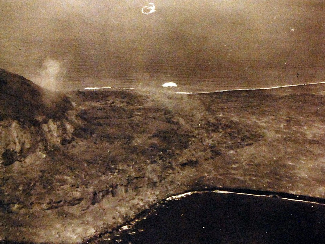 Vào ngày 19/2/1945, Thủy quân lục chiến Mỹ chính thức phát động tấn công lực lượng Nhật Bản ở đảo Iwo Jima. Ban đầu, Mỹ cho rằng sẽ sớm chiếm được hòn đảo này chỉ sau vài ngày. Ảnh: Topwar.