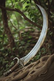 Thanh kiếm Shotel được cất trong bao kiếm khi không sử dụng. Để sử dụng vũ khí hiệu quả này, các chiến binh phải có thể lực tốt, luyện tập thường xuyên nhằm kiểm soát cổ tay, điều khiển thanh kiếm theo ý muốn.