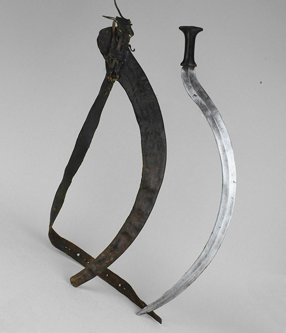 Kỵ binh và bộ binh của Dʿmt đều được trang bị kiếm Shotel. Khi đối đầu với kẻ địch, họ sẽ thực hiện các đòn tấn công mạnh gây ra thương vong cho đối phương.