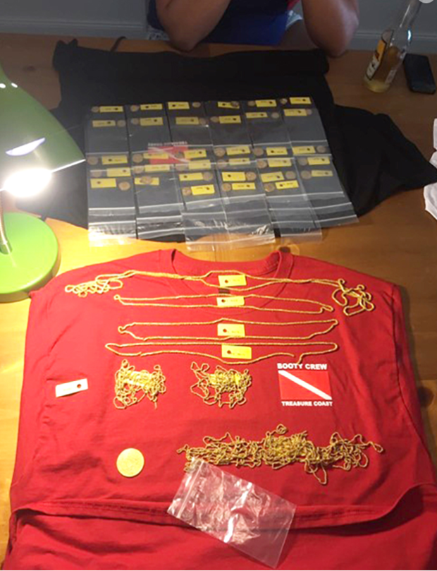 Tổng cộng, FWC đã thu hồi được 37 trong số 50 đồng tiền mà gia đình Schmitt đã đánh cắp từ các con tàu bị đắm năm 1715. Các nhà điều tra đã và đang nỗ lực tìm kiếm, thu hồi 13 đồng tiền vàng còn lại. Ảnh: Florida Fish and Wildlife Conservation Commission.