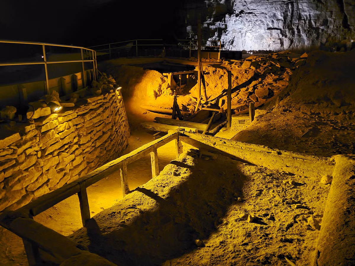 Vào ngày 9/9/1972, một nhóm các nhà thám hiểm đã phát hiện ra một lối đi được tìm kiếm từ lâu giữa hệ thống hang Mammoth và hệ thống Flint Ridge. Theo đó, độ dài hang Mammoth được khảo sát khi đó là 232 km. Ảnh: NPS.