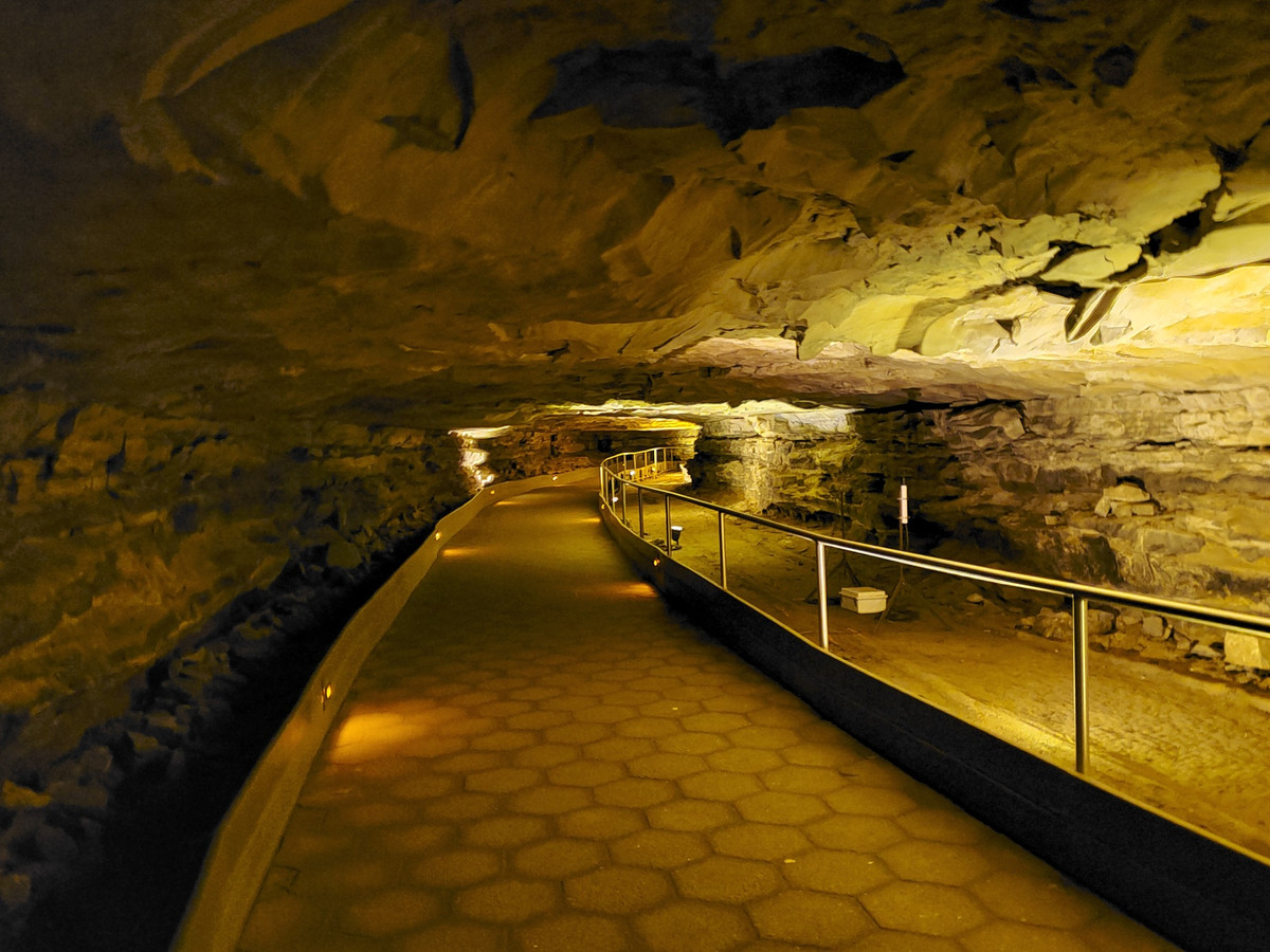 Mãi đến những năm 1950, những người thám hiểm hang động cố gắng lập bản đồ toàn bộ phạm vi của hang động khổng lồ này. Ảnh: NPS.