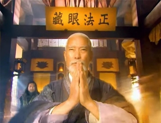 Trong "Thiên long bát bộ", Vô Danh thần tăng được Kim Dung mô tả có võ công có thể nói là đứng đầu võ lâm. Bởi lẽ, khi Kiều Phong sử dụng Hàng long thập bát chưởng thì Vô Danh thần tăng có thể chống đỡ và chỉ lùi lại vài bước.