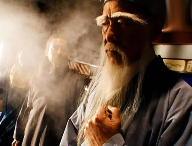 Sau đó, Vô Danh thần tăng có thể hai tay xách Mộ Dung Bác và Tiêu Viễn Sơn một cách nhẹ nhàng như không cũng như thoát khỏi sự truy đuổi của Kiều Phong.