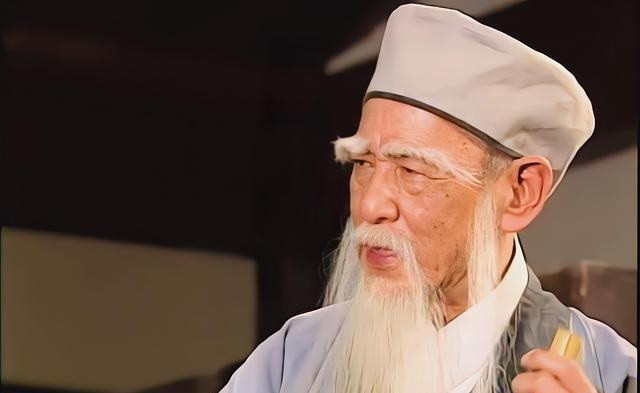 Người ta chỉ biết Vô Danh thần tăng "chỉ cạo đầu mà không bái sư, không truyền võ công, không tu thiền định, không xếp thứ bậc trong Huyền, Huệ, Hư, Không".