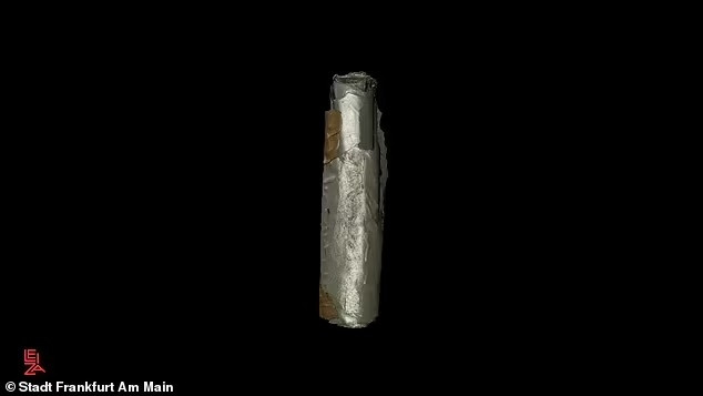 Theo các chuyên gia, bùa hộ mệnh bằng bạc được chôn trong mộ của người đàn ông qua đời vào khoảng thời gian từ năm 230 - 270. Người này đã có thể đeo bùa hộ mệnh trên một sợi dây quanh cổ. Họ đưa ra suy đoán này vì nó được tìm thấy ngay dưới cằm của ông. Ảnh: Stadt Frankfurt Am Main.