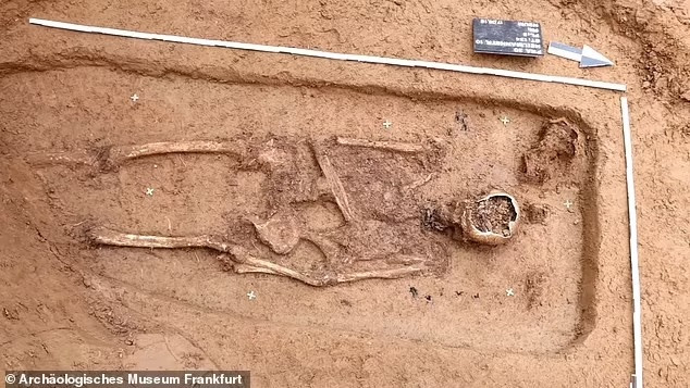 Nhà khảo cổ học Rassalle cho biết thêm trong thời đại kiến thức y khoa chưa phát triển, những hiện vật giống như tấm bùa hộ mệnh trên được sử dụng rộng rãi vào thời đó, đặc biệt ở khu vực phía đông Địa Trung Hải. Ảnh: Archaeologíches Museum Frankfurt.