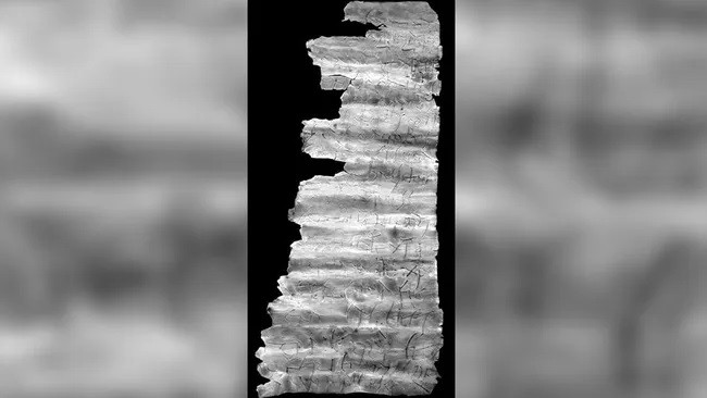 Các nhà nghiên cứu đã mở cuộn giấy nhỏ bên trong bùa hộ mệnh bằng bạc nhờ kỹ thuật số. Qua đó, họ đọc được dòng chữ Latin. Khám phá này có thể làm thay đổi hiểu biết của các nhà sử học về những người theo đạo Thiên chúa ở đế chế La Mã trong thời thời kỳ đầu. Ảnh: Leibniz Institute for Archaeology in Mainz (LEIZA).