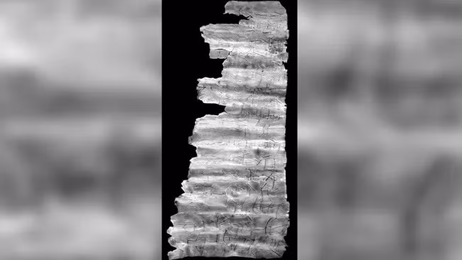 Các nhà nghiên cứu đã mở cuộn giấy nhỏ bên trong bùa hộ mệnh bằng bạc nhờ kỹ thuật số. Qua đó, họ đọc được dòng chữ Latin. Khám phá này có thể làm thay đổi hiểu biết của các nhà sử học về những người theo đạo Thiên chúa ở đế chế La Mã trong thời thời kỳ đầu. Ảnh: Leibniz Institute for Archaeology in Mainz (LEIZA).