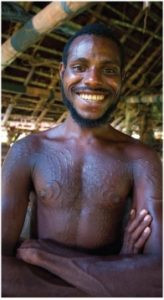 Khi trên 10 tuổi, những bé trai trong bộ tộc Chambri sẽ bắt đầu thực hiện tập tục "rạch người". Tộc trưởng thường trực tiếp dùng những vật sắc nhọn tạo ra những vết rạch trên lên ngực, sống lưng, bả vai của đứa trẻ. Ảnh: pagahill.