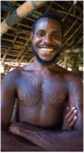 Khi trên 10 tuổi, những bé trai trong bộ tộc Chambri sẽ bắt đầu thực hiện tập tục "rạch người". Tộc trưởng thường trực tiếp dùng những vật sắc nhọn tạo ra những vết rạch trên lên ngực, sống lưng, bả vai của đứa trẻ. Ảnh: pagahill.