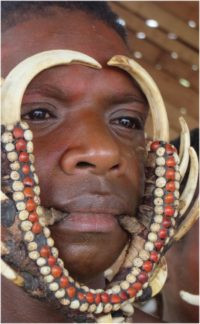 Tổ tiên của người Chambri tiến hóa từ loài bò sát này. Do vậy, cá sấu trở thành loài linh thiêng, mang tính biểu tượng đối với bộ tộc Chambri. Ảnh: pagahill.