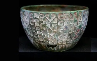 Được chế tác tinh xảo, chiếc cốc còn nguyên vẹn, được đặt trên đầu của một thiếu nữ. Cô được chôn cất trong mộ cổ cùng 2 chiếc trâm cài đơn giản.