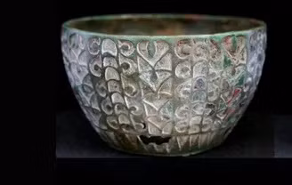 Được chế tác tinh xảo, chiếc cốc còn nguyên vẹn, được đặt trên đầu của một thiếu nữ. Cô được chôn cất trong mộ cổ cùng 2 chiếc trâm cài đơn giản.