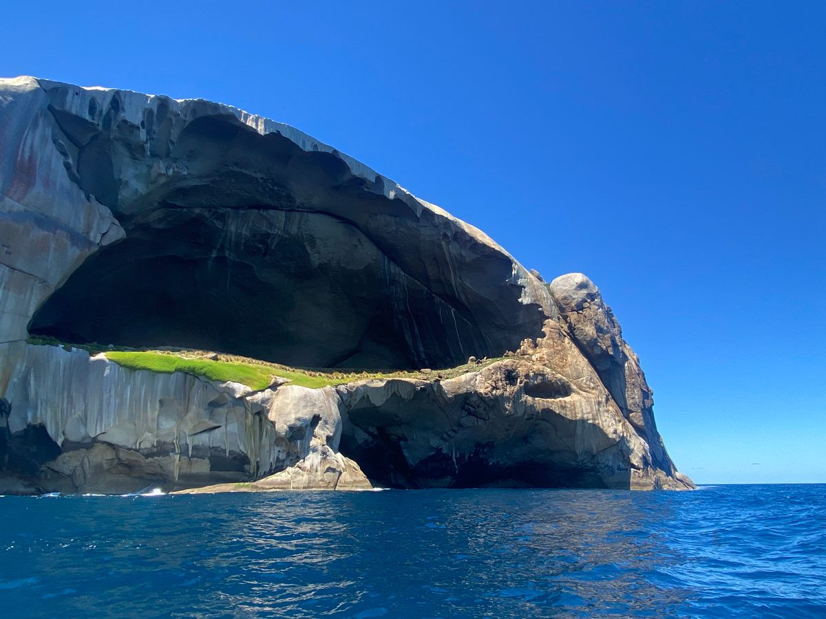 Nhiều người cho rằng, chính hình dáng độc đáo như vậy nên hòn đảo mới có tên gọi Skull Rock (tạm dịch: Đá sọ người). Ảnh: Atlasobscura.