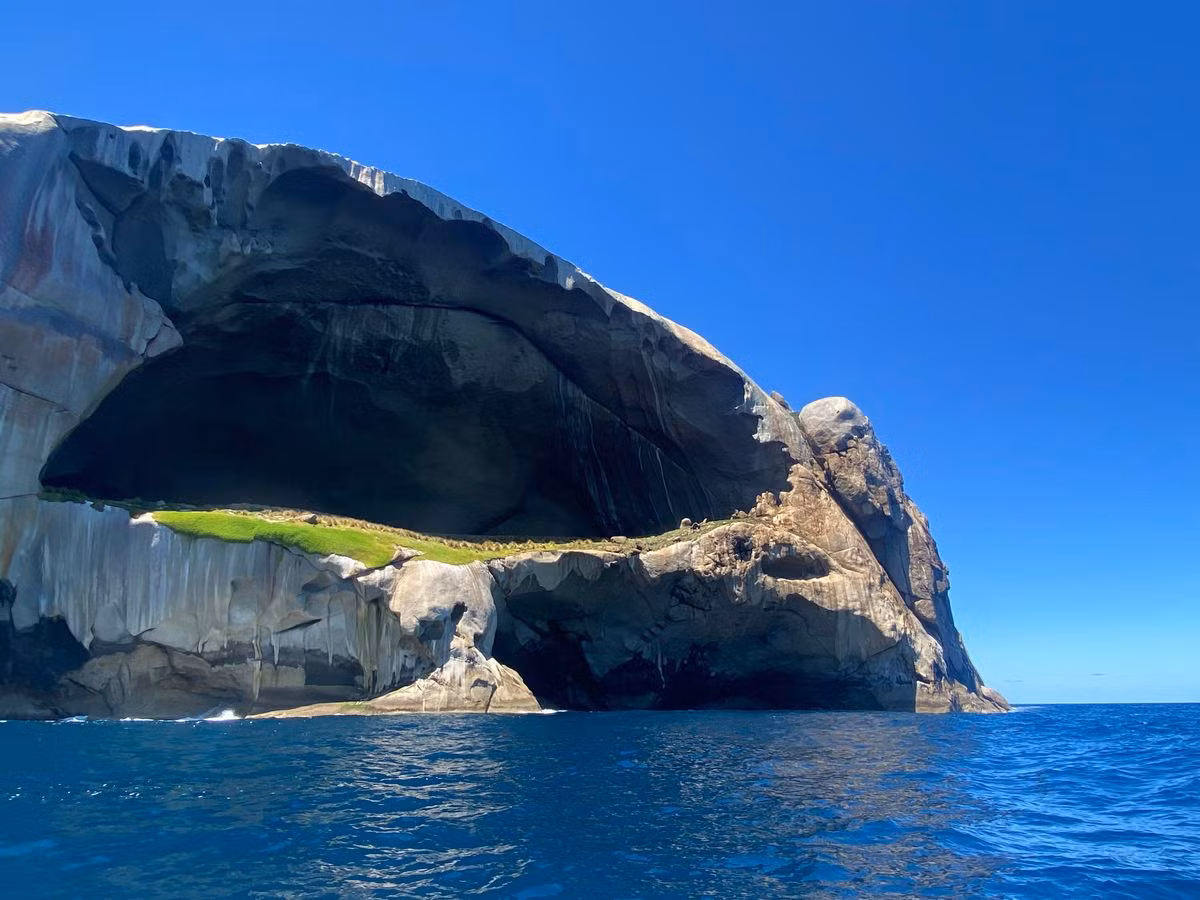 Nhiều người cho rằng, chính hình dáng độc đáo như vậy nên hòn đảo mới có tên gọi Skull Rock (tạm dịch: Đá sọ người). Ảnh: Atlasobscura.