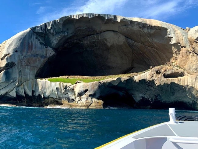 Những nhà thám hiểm thành công tiếp cận đảo Skull Rock cho hay bên trong hang động là nơi làm tổ của một số loài chim biển. Ảnh: news.com.au.