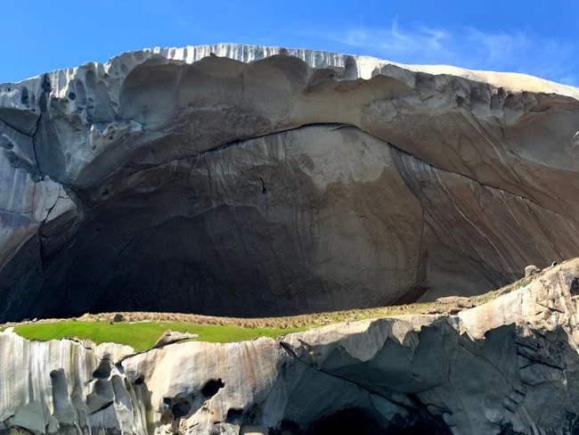 Ngoài ra, các nhà thám hiểm còn phát hiện một vài khẩu súng thần công đã rỉ sét. Họ suy đoán có thể những tàu thuyền đi qua vùng biển này sử dụng. Đồng thời, họ còn phát hiện tàn tích của một số con tàu từng va vào đảo Skull Rock. Ảnh: news.com.au.