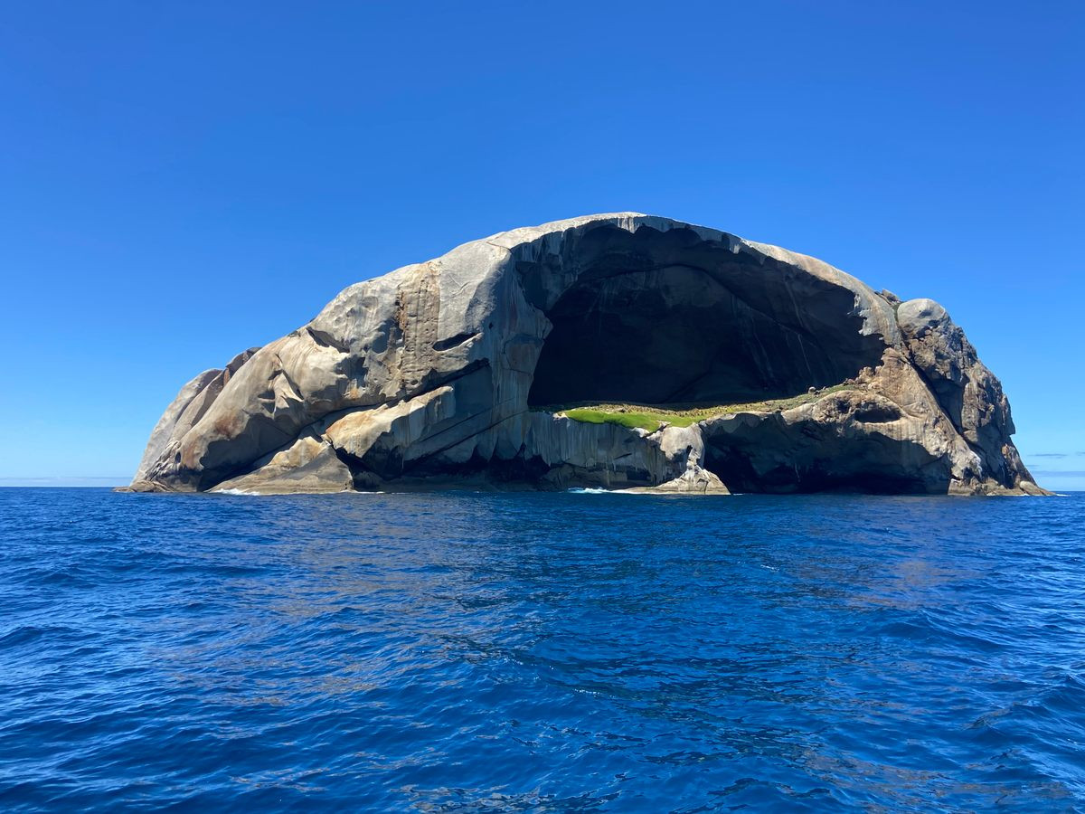 Các chuyên gia địa chất cho hay Skull Rock được xem là kiệt tác của thiên nhiên. Trong suốt hàng ngàn năm qua, gió, mưa và nước biển đã tạo nên hình dáng độc đáo cho hòn đảo với một hốc mắt và hai phần hõm bên dưới như hai lỗ mũi. Ảnh: Atlasobscura.