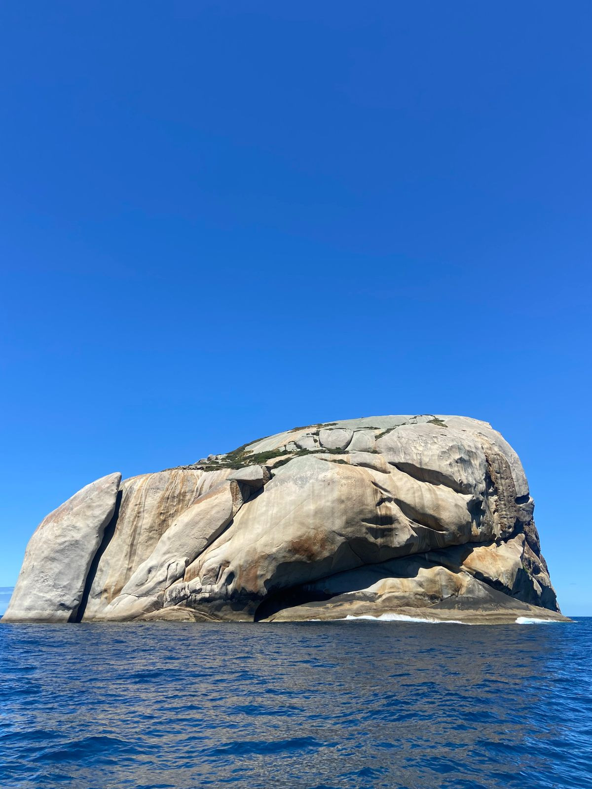 Theo giới chuyên gia, Skull Rock là hòn đảo hoang sơ được kiến tạo bằng loại đá granit nhỏ. Ảnh: Atlasobscura.