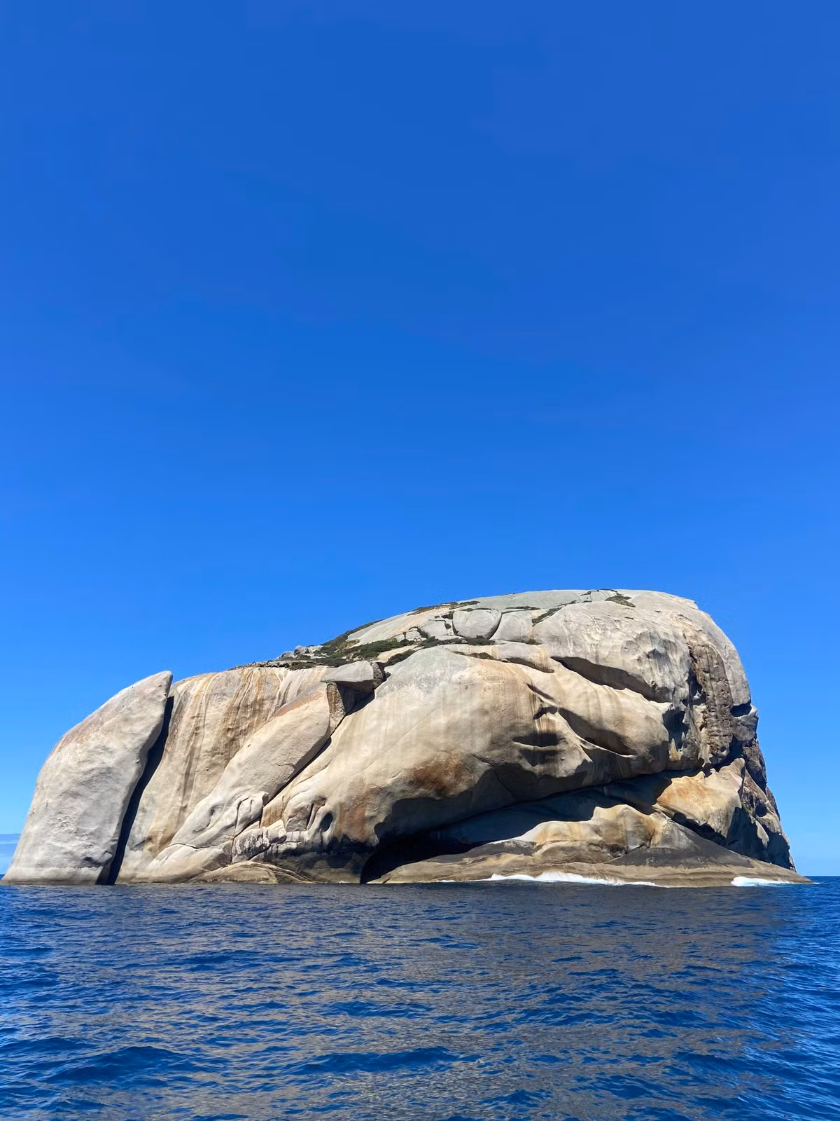 Theo giới chuyên gia, Skull Rock là hòn đảo hoang sơ được kiến tạo bằng loại đá granit nhỏ. Ảnh: Atlasobscura.