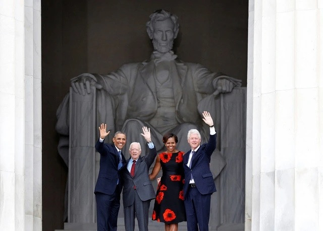Tổng thống Mỹ Barack Obama, cựu Tổng thống Jimmy Carter, đệ nhất phu nhân Michelle Obama và cựu Tổng thống Bill Clinton vẫy tay chào mọi người khi đứng trên bậc thềm Đài tưởng niệm Lincoln vào cuối buổi lễ kỷ niệm 50 năm bài phát biểu "Tôi có một giấc mơ" của nhà hoạt động nhân quyền Martin Luther King Jr. tại thủ đô Washington D.C ngày 28/8/2013. Ảnh: Reuters.