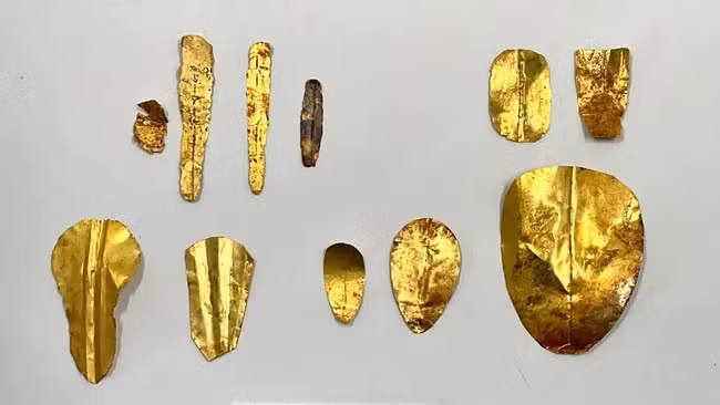 Các nhà khảo cổ học đã khai quật được 13 xác ướp cùng với lưỡi vàng và móng tay bằng vàng tại một nghĩa trang ở địa điểm Oxyrhynchus, Ai Cập. Ảnh: Egyptian Ministry of Tourism and Antiquities.