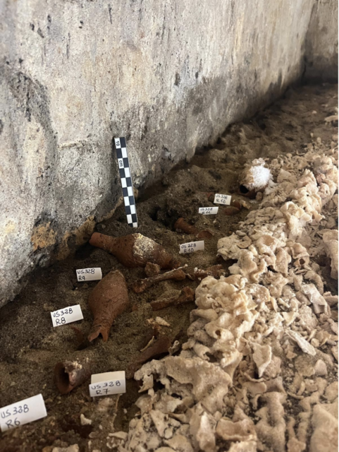 Bức bích họa cũng mô tả khoảnh khắc cuối cùng của chó ba đầu Cerberus là khi nó bị Heracles bắt giữ. Đây là chiến công cuối cùng trong 12 chiến công của bán thần Heracles trong thần thoại Hy Lạp.