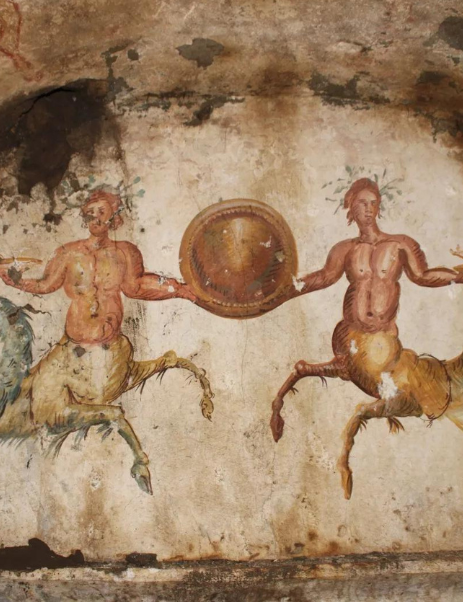 Khi tiến vào bên trong ngôi mộ, nhóm nghiên cứu có phát hiện "chưa từng có". Đó là bên trong một căn phòng có những bức bích họa trên trần và tường được bảo quản khá tốt.