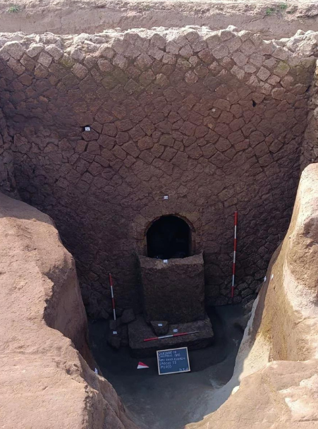 Mở mộ cổ 2.000 tuổi ở Italy, phát hiện bí mật 'động trời' Mo mo co 2.000 tuoi o Italy, phat hien bi mat 'dong troi'