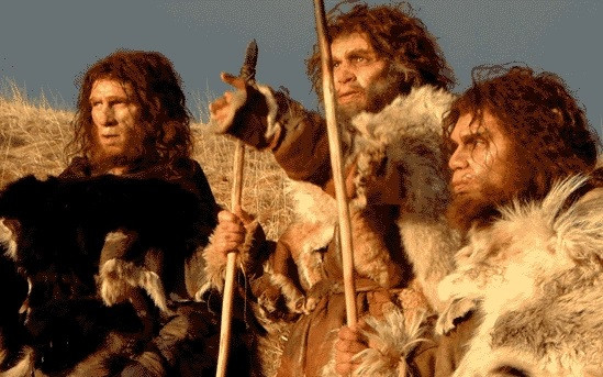 Bằng chứng là các nhà khoa học đã tìm thấy một công cụ bằng đá có cặn từ việc cạo da, dùi xương nhọn dùng để đục lỗ trên da và một đoạn dây xoắn, có thể là từ giày hoặc vải. Đây được xem là bằng chứng gián tiếp về việc người Neanderthal mặc quần áo. Ảnh: novum-terram.