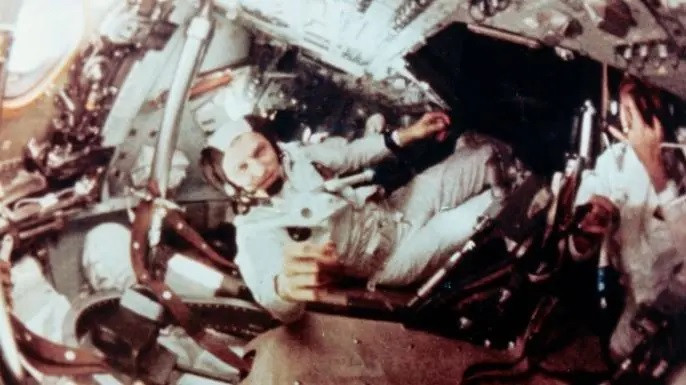 Vào đêm Giáng sinh năm 1968, sứ mệnh không gian có người lái của Mỹ là Apollo 8 đã đến quỹ đạo của Mặt Trăng. Apollo 8 là phi thuyền đầu tiên được lái để thoát khỏi quỹ đạo Trái Đất và sau đó quay vòng quanh một thiên thể khác.