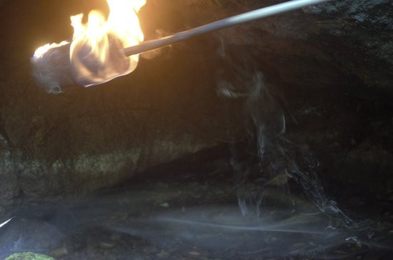 Cứ mỗi giờ, khoảng 30 kg khí carbon dioxide phun từ khe hẹp vào khí quyển, tương đương mức khí thải trung bình của một chiếc xe chạy qua 256 km.