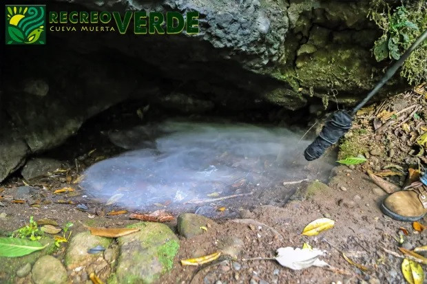 Hang Cueva de la Muerte có độ sâu 2m và dài gần 3m. Bất cứ sinh vật nào tiến vào bên trong hang sẽ nhanh chóng bị giết chết.