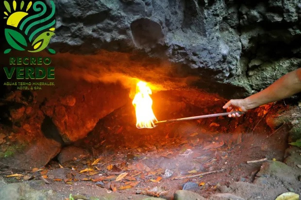 Tuy nhiên, ngay ở lối vào hang Tử Thần, mọi người sẽ dễ dàng nhìn thấy biển cảnh báo hình đầu lâu xương chéo với dòng chữ: "Nguy hiểm! Cấm đi qua mốc này!".