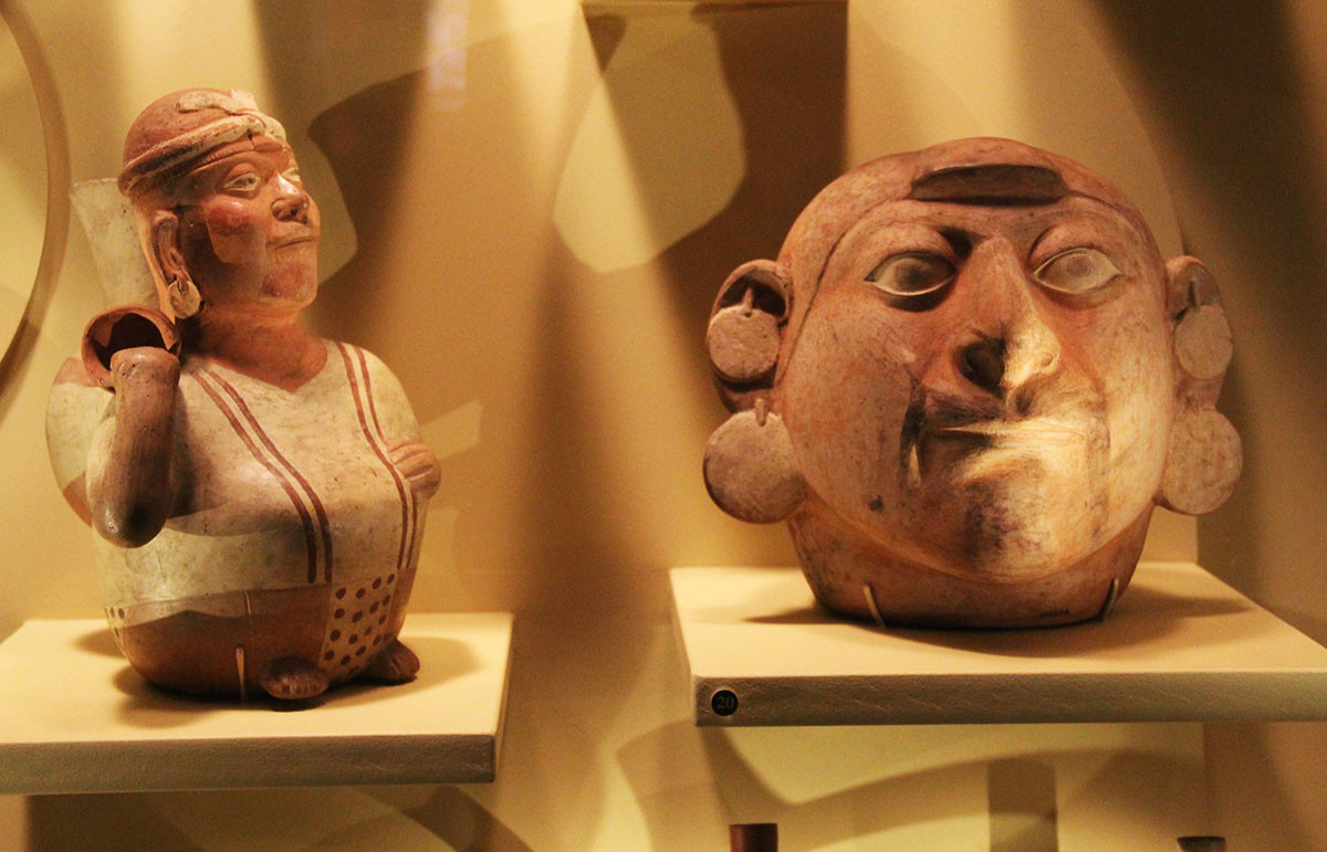 Nghiên cứu mới cũng chỉ ra 2 trong số 3 người đàn ông được chôn cất trong mộ có khả năng là anh em của Señora de Cao. Người đàn ông thứ ba đã qua đời từ nhiều thập kỷ trước cho thấy ông có thể là cha hoặc ông nội của anh em Señora de Cao. Ảnh: Moche Pottery by Gary Todd, used under CC0 1.0.