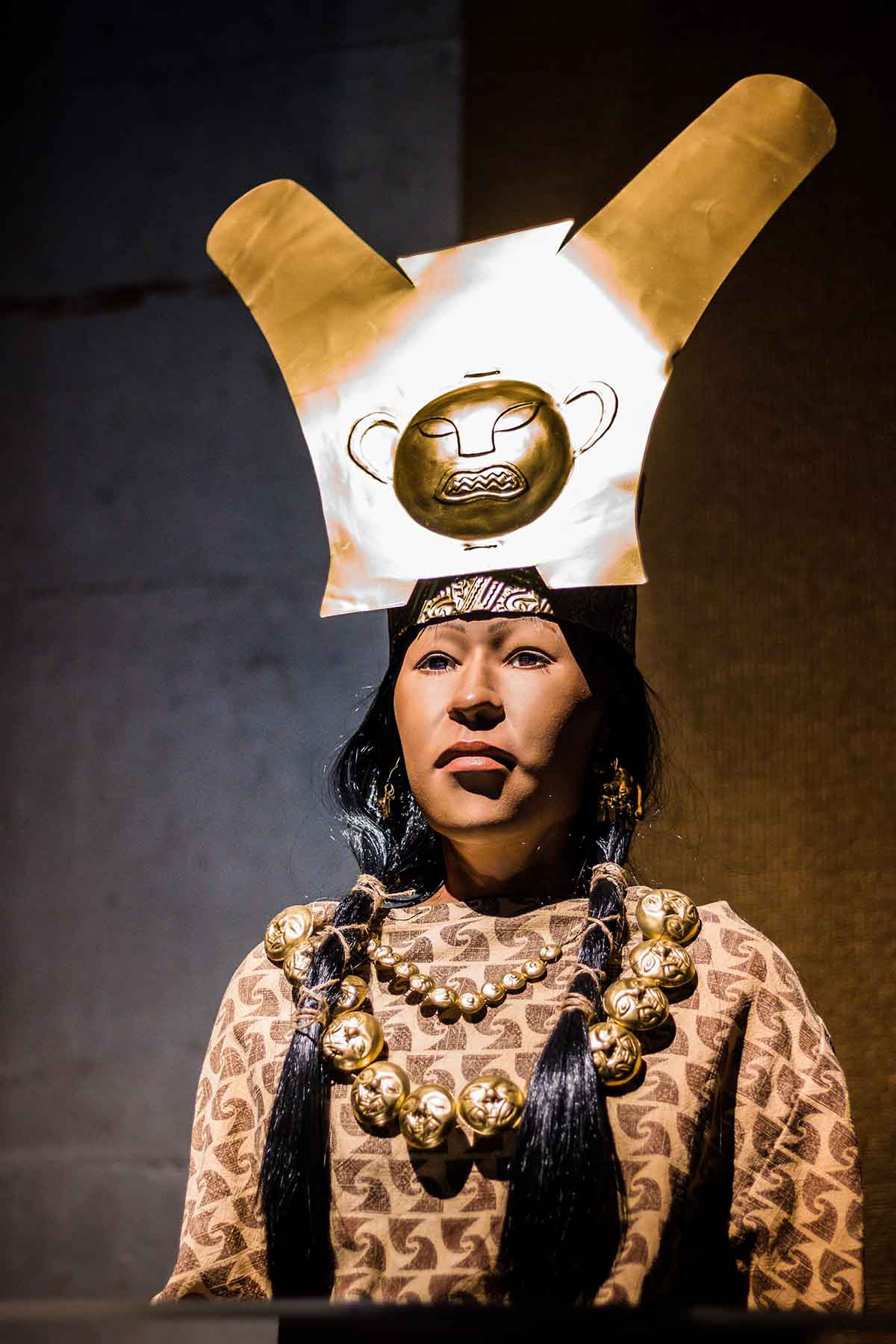 Việc chôn cất những người có quan hệ họ hàng trong cùng một ngôi mộ không phải là điều bất thường. Thế nhưng, mối quan hệ giữa 4 người lớn và 2 thiếu niên là điều chưa từng phát hiện. Ảnh: Museo Cao by Ozesama, used under CC BY-SA 4.0 / Compressed from original.