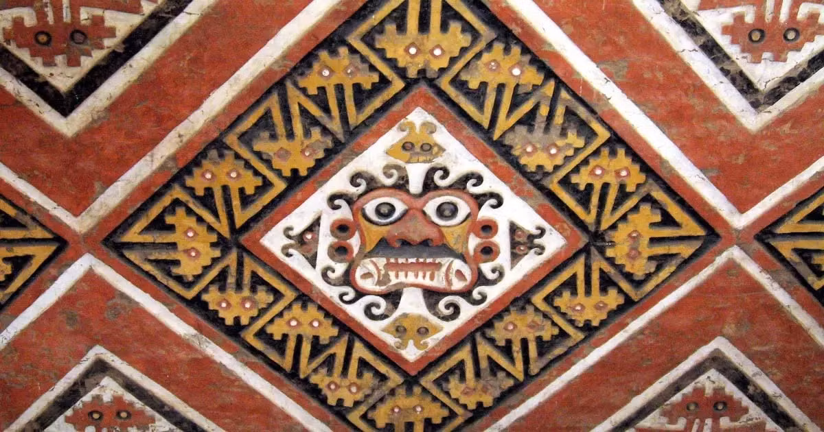 Đến nay, các chuyên gia đã tìm thấy nhiều bằng chứng từ biểu tượng học và khảo cổ học cho thấy nền văn hóa Moche thực hiện nghi lễ hiến tế người để tôn vinh các vị thần nhưng lại có ít thông tin về các nghi lễ hiến tế cho những người có địa vị cao trong xã hội. Ảnh: Elmer Castillo Contreras, used under CC BY-SA 3.0.