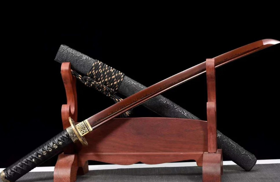 Samurai phải để lại kiếm Wakizashi khi vào nhà một người khác. Theo giới chuyên gia, Wakizashi là thanh kiếm hỗ trợ cho Katana, giúp samuari tiêu diệt đối thủ hoặc tự sát. Ảnh: romanceofmen.