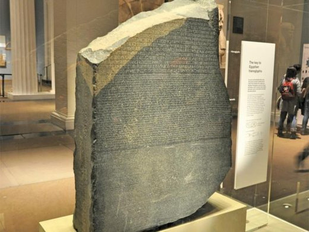 Theo các chuyên gia, phiến Rosetta được tạo ra khi đó giúp giải mã lịch sử Ai Cập cổ đại. Cụ thể, nội dung trên phiến đá khắc một sắc lệnh chính trị.
