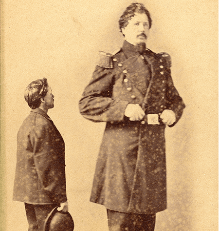 Sinh ngày 9/11/1837, Martin sinh ra và lớn lên trong một gia đình bình thường ở Kentucky. Càng lớn, Martin càng phát triển chiều cao vượt trội. Đến tuổi trưởng thành, ông sở hữu chiều cao 2,41m.