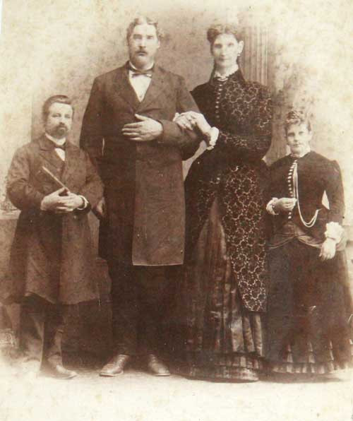 Sau khi bảo tàng xảy ra 2 vụ cháy năm 1865 và 1868, Anna chuyển đến sống ở Nova Scotia. Một năm sau, PT Barnum đã mời Anna Swain đi du lịch vòng quanh Hoa Kỳ. Trong chuyến đi này, cô đã gặp tình yêu của đời mình - Martin Van Buren Bates ở Kentucky.